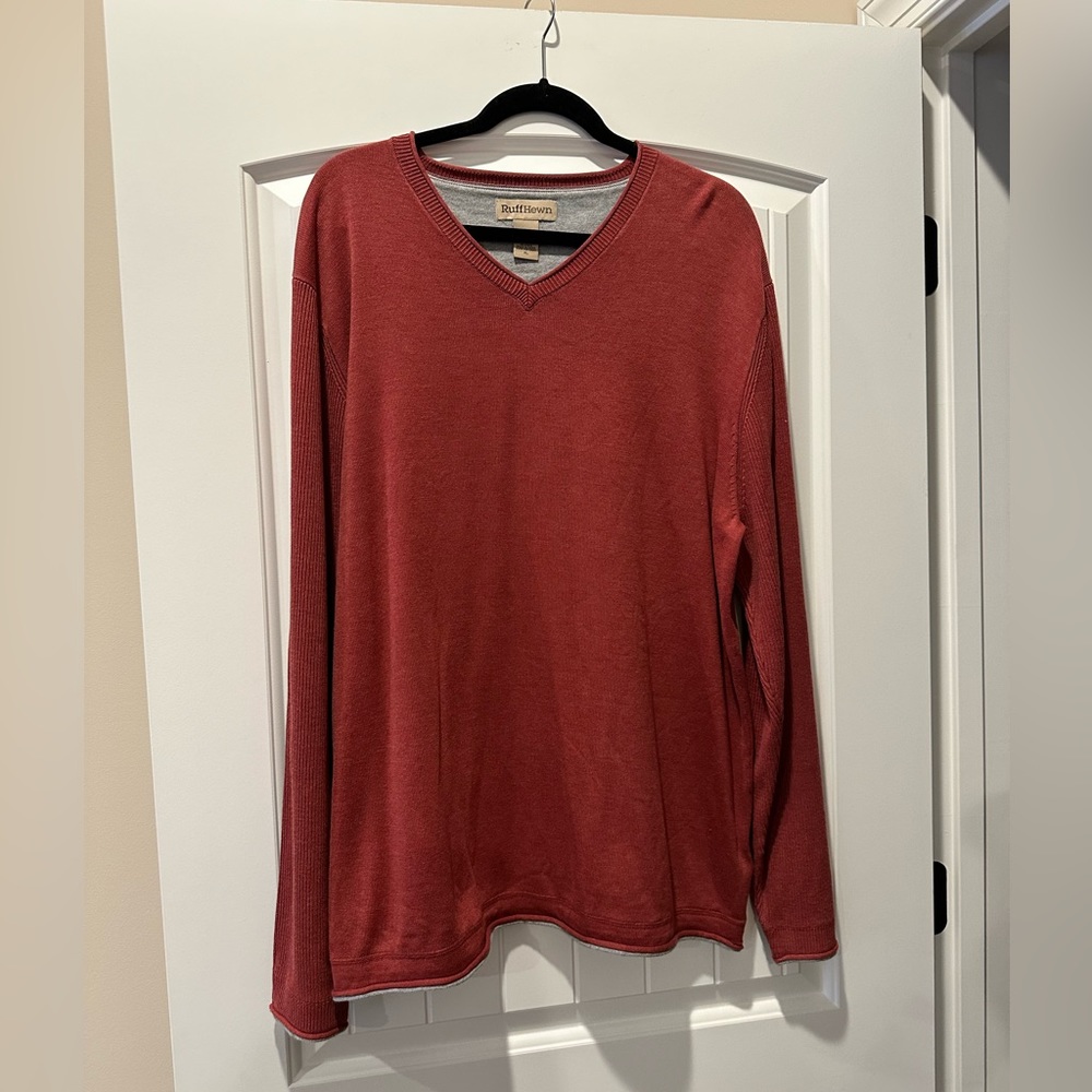 RUFF HEWN MEN’S V-NECK SWEATER. SIZE X-LARGE.